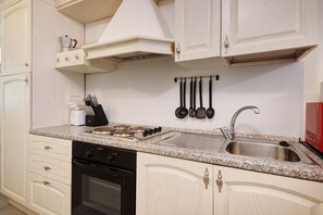 Fridge, microwave, oven, stovetop - Apartment 'Agriturismo Le Pale - Gardenia' with sea view, Wi-Fi and air conditioning (Bogliasco)