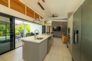 電子レンジ、オーブン、コンロ、食器洗い機