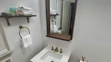 Secadora de cabello, toallas, jabón, papel de baño