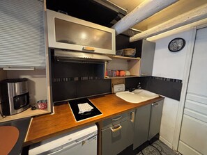 Fridge, oven, stovetop, coffee/tea maker