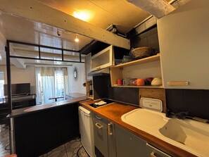 Fridge, oven, stovetop, coffee/tea maker