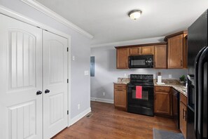 Kühlschrank, Mikrowelle, Ofen, Herdplatte