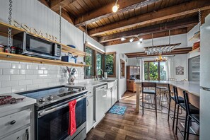 Een koelkast, een microgolfoven, een oven, een kookplaat