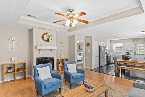 10 Mins to Tiger Stadium! South Burbank Bungalow