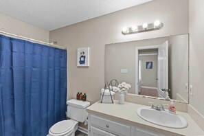 Shower, hair dryer, towels, shampoo - 10 Mins to Tiger Stadium! South Burbank Bungalow (Baton Rouge)