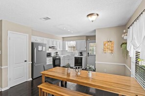 Fridge, microwave, oven, stovetop - 10 Mins to Tiger Stadium! South Burbank Bungalow (Baton Rouge)