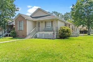 Exterior - 10 Mins to Tiger Stadium! South Burbank Bungalow (Baton Rouge)