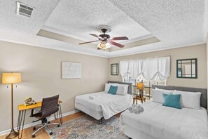 3 bedrooms, desk, iron/ironing board, WiFi - 10 Mins to Tiger Stadium! South Burbank Bungalow (Baton Rouge)