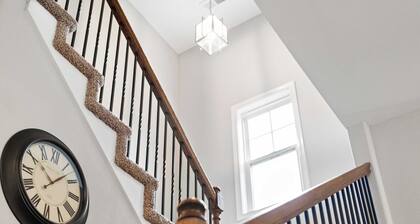 Minutes from Downtown - The Comfy Navy Nestler