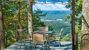 Outdoor dining - Mountain Treehouse - Magpie Nest (Mentone)