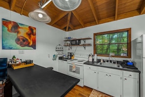 Frigorífico, microondas, horno y placa de cocina