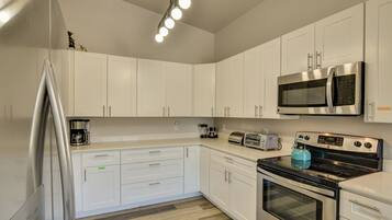 Frigorífico, microondas, horno y placa de cocina