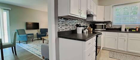 Een koelkast, een microgolfoven, een oven, een kookplaat