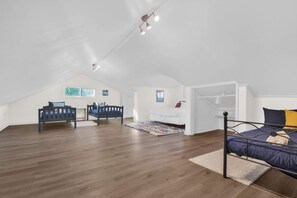 4 bedrooms, iron/ironing board, WiFi, bed sheets