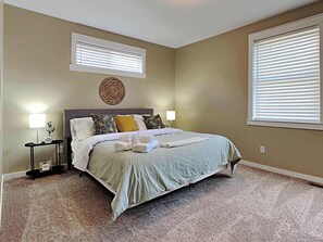 4 bedrooms, desk, iron/ironing board, WiFi