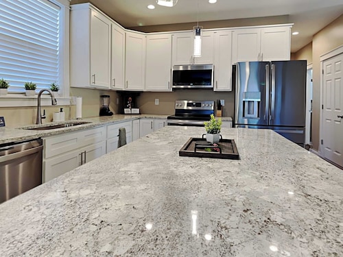 Mins to Downtown & Raceway! Rookwood Retreat 1 & 2