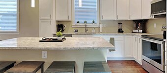 Mins to Downtown & Raceway! Rookwood Retreat 1 & 2