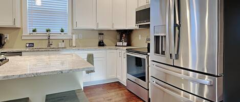 冰箱、微波炉、烤箱、炉灶