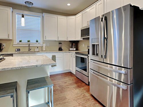 Mins to Downtown & Raceway! Rookwood Retreat 1 & 2