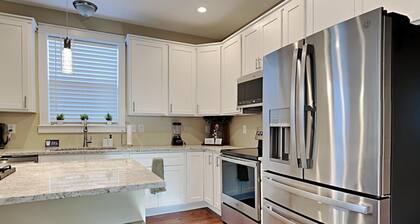 Mins to Downtown & Raceway! Rookwood Retreat 1 & 2