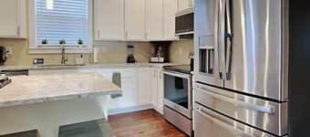 Mins to Downtown & Raceway! Rookwood Retreat 1 & 2