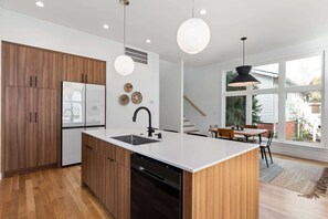 Refrigerador, microondas, horno y parrilla de estufa 