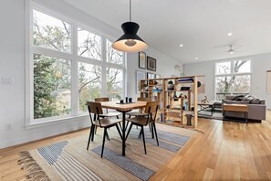 Dining - Modern Amenities, Downtown - Raleigh Craftsman (Raleigh)