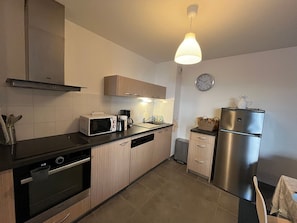 Microondas, horno, placa de cocina y lavavajillas