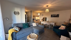 Living area - Charming T3 in Arcachon with terrace and secure parking (Arcachon)