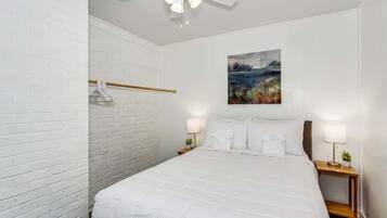 5 bedrooms, iron/ironing board, WiFi, bed sheets