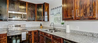 Near Downtown, Beach! House&Apt - Woodland Escape