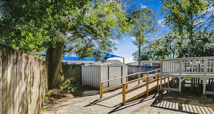 Near Downtown, Beach! House&Apt - Woodland Escape