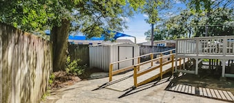 Near Downtown, Beach! House&Apt - Woodland Escape
