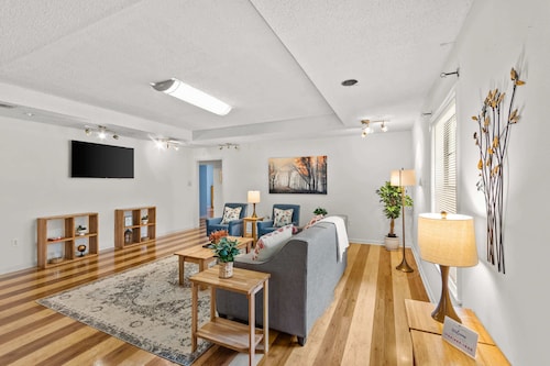 15 Min to LSU & Downtown! Oak Hills Place Hideaway