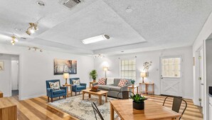 Interior - 15 Min to LSU & Downtown! Oak Hills Place Hideaway (Baton Rouge)