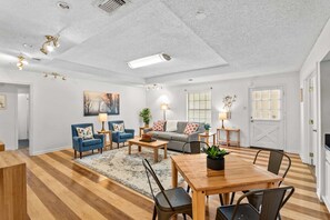 Interior - 15 Min to LSU & Downtown! Oak Hills Place Hideaway (Baton Rouge)