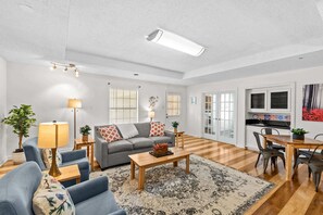 TV, offices - 15 Min to LSU & Downtown! Oak Hills Place Hideaway (Baton Rouge)