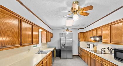 15 Min to LSU & Downtown! Oak Hills Place Hideaway