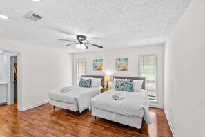 3 bedrooms, desk, iron/ironing board, WiFi