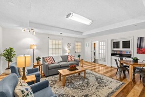 TV, offices - 15 Min to LSU & Downtown! Oak Hills Place Hideaway (Baton Rouge)