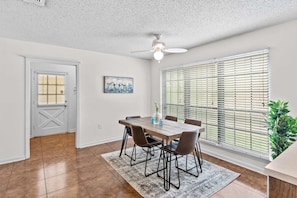Dining - 15 Min to LSU & Downtown! Oak Hills Place Hideaway (Baton Rouge)