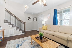 Una televisión, una oficina