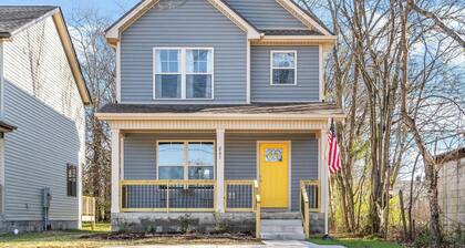 1-Mile to Downtown Clarksville! Queen-City Charmer