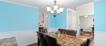 Huge Yard&Deck! Mins to Airport - Beds on Brewster