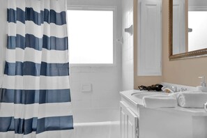 Dusche, Haartrockner, Handtücher, Shampoo