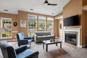 TV, video games - Near Airport-20 Min to Downtown- Chucktown Retreat (North Charleston)