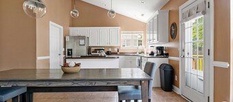 Near Airport-20 Min to Downtown- Chucktown Retreat