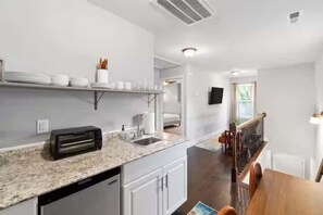 Kühlschrank, Mikrowelle, Wasserkocher mit Kaffee-/Teezubehör, Toaster