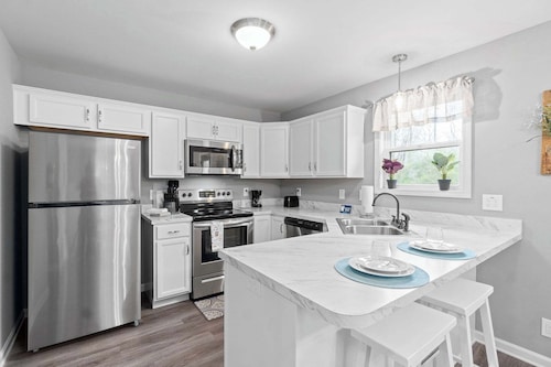 1-Mile to Downtown Clarksville! Queen-City Comfort