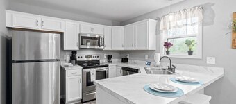 1-Mile to Downtown Clarksville! Queen-City Comfort